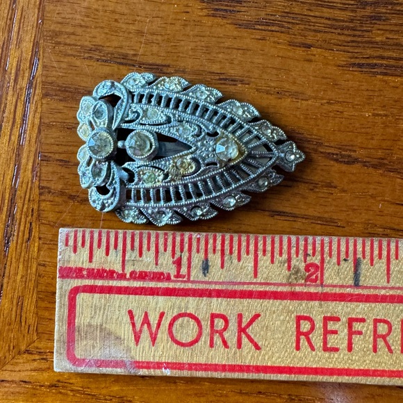 Vintage Silver Tone and Gold Tone Shield Rhinestone Dress Fur Clip. (1) - Picture 6 of 6